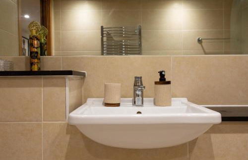 Zone 1 Modern 2 Bed 2 Bath Apt with outdoor space Hyde park - Foto 35