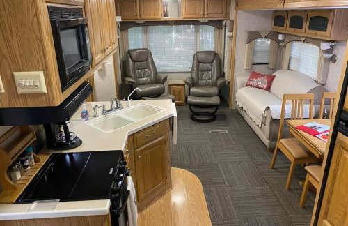 Betsie -35Ft RV Camper in Woods -Firepit & Hot Tub - Foto 1