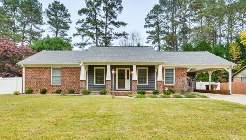 Walk to Parks and Town Square Cary Home with Yard! - Foto 2