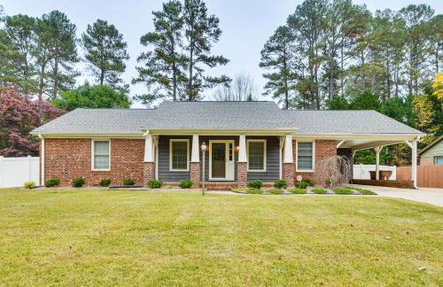 Walk to Parks and Town Square Cary Home with Yard! - Foto 2