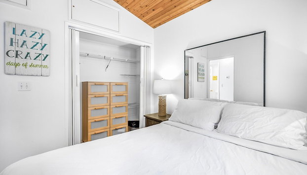 Beautiful Cozy Cabin on Lake Okanagan - Foto 3, Quarto