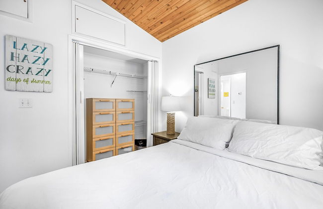 Beautiful Cozy Cabin on Lake Okanagan - Photo 1