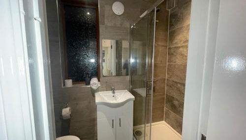 5 Bed Haven - Off Street Parking - Pool Table - Foto 3, Shower