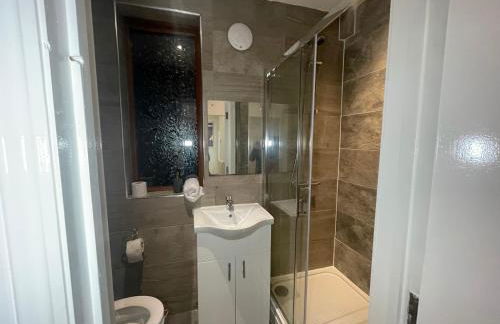 5 Bed Haven - Off Street Parking - Pool Table - Photo 3