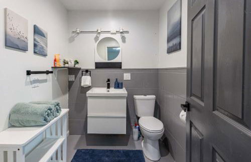 Modern 5BR Home with Mtn Views BBQ & Pool Table - Foto 37