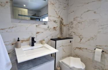 Modern Detached 3 bedroom home with off-road parking & bike store - Photo 5