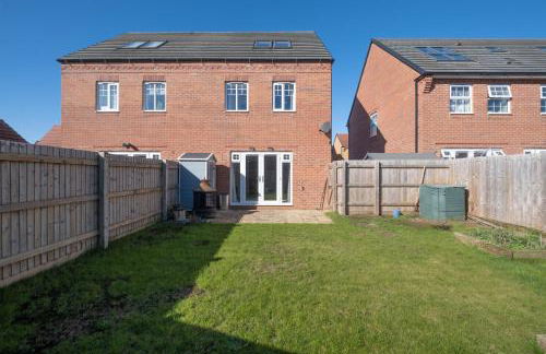 Beautiful and comfortable home away from home with free parking, fast wifi and white crisp hotel standard linen hosted by Our Home Short Stays - Photo 42