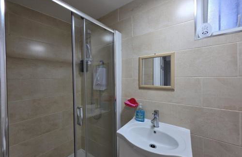 Spacious 3-Bedroom Apartment Near Stratford, 1 Minute From Train Station - Foto 35