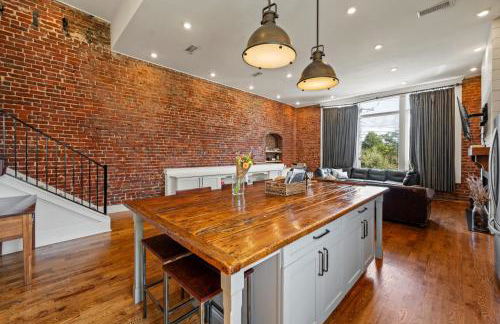 Modern 3BR Condo Walk to Downtown and UT with Parking - Foto 7