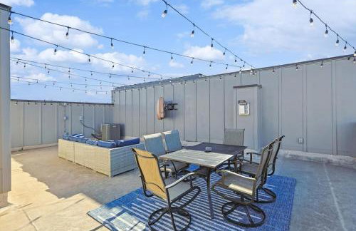 3-BD Luxury Living w Rooftop Garden Views - Photo 30