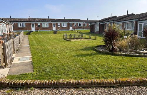 Dog Friendly Beachside Cottage Kessingland with private parking - Photo 9