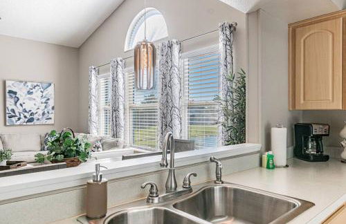 THIS IS PARADISE FOUND! Private In-Ground Pool Home, Views, Near Dis, NO Steps, LOW Rates! - Foto 32