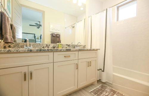 Contemporary, Luxury Retreat on Lake LBJ with Heated Pool - Foto 28