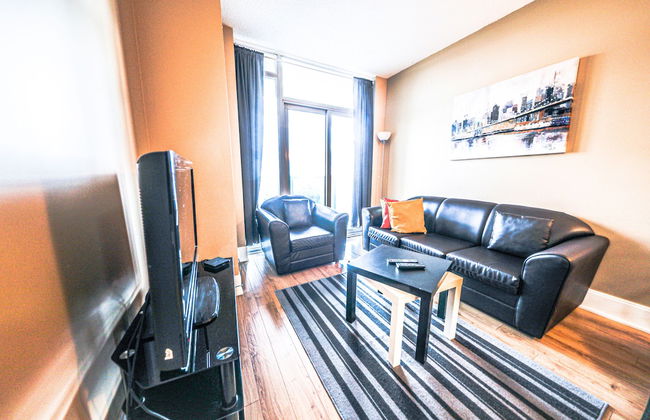 Lake View Luxury Condo by Elite Suites - Photo 9