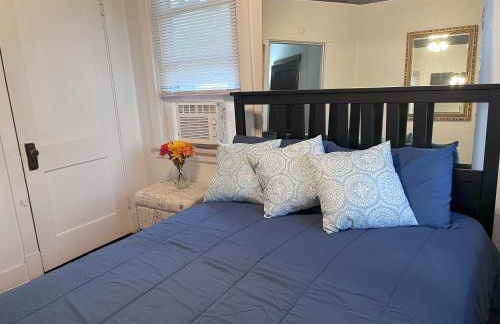 Charming 3 Bedroom Cottage Apartment in a Tudor-Style Home - Foto 18