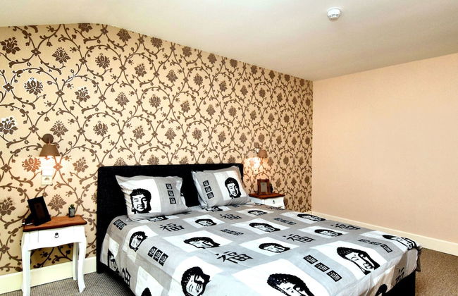 Magnificent Luxury Chateau in Vast Garden with Sauna & Hot Tubs - Photo 13