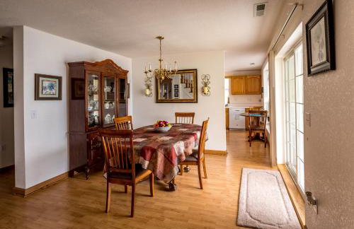 Lakefront Cottage - Spacious House with Private Dock - Foto 2