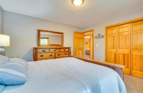 Gorgeous Lake Arbutus Getaway with Dock and Boat House - Foto 25