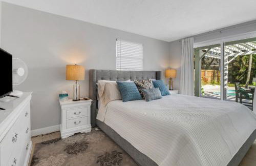 Little Beach House w/ POOL&SPA - 5 minutes to Vanderbilt Beach (Pet Friendly) - Photo 26