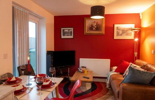 Bright 4 Bedroom Home in Walsall, Free Parking and for EVs - Photo 1