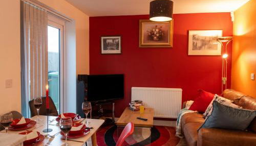 Bright 4 Bedroom Home in Walsall, Free Parking and for EVs - Photo 1
