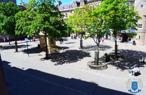 Two Bedroom Town Centre Apartment - Photo 6