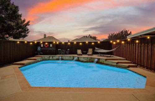 Deluxe Poolside Home, Modern 5BR with Gaming Room - Foto 44