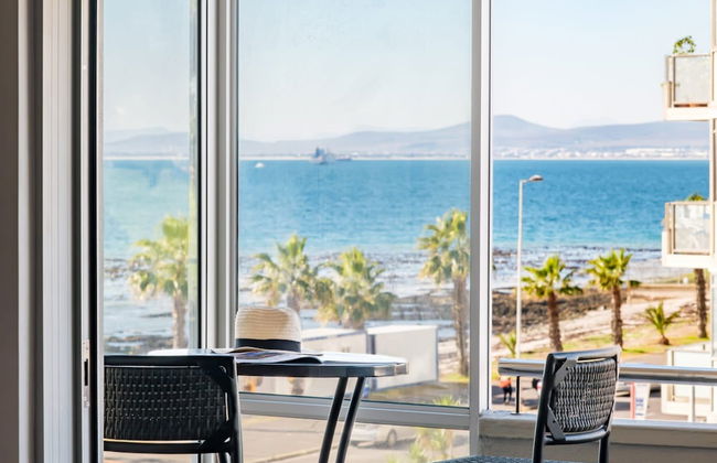 Cape Towns Charming Seaside Avaya Apartment - Photo 1