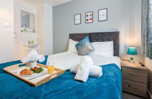 5-Bedroom Budget Contractor House with 10 Beds Free Parking and Free WiFi - Outfield Homes by Your Lettings Short Lets & Serviced Accommodation Peterborough - Photo 4