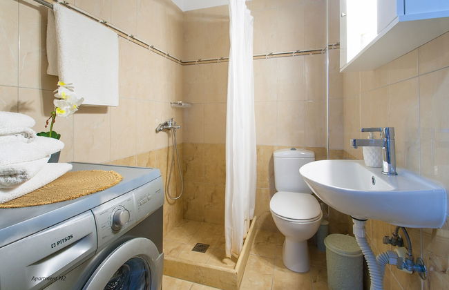 A & A Apartments - Photo 34