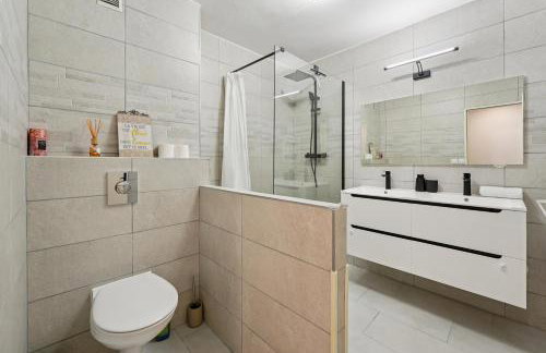 Chic house with a master suite, parking, terrace, and garden - Foto 11