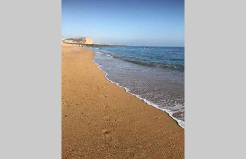 Entire Ground Floor Apartment - West Bay - Photo 8