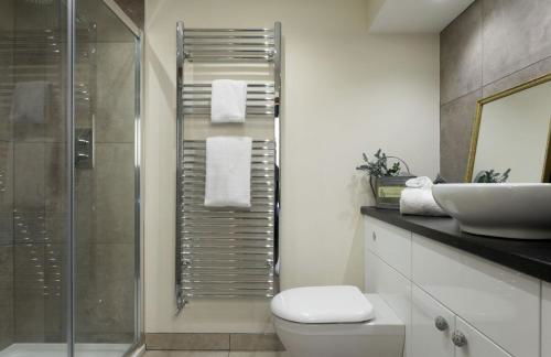 Broad Meadows Farmhouse 12 Guests - Photo 26