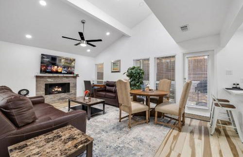 Arlington Entertainment District Home Green & White Door - Foto 57