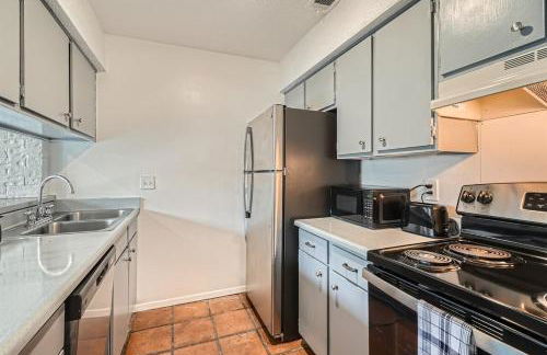 Your Modern King Suite Getaway - Sleeps 4 - Pool, Prkg - Foto 16