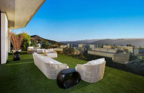 Ultra-Luxurious BH Estate with Pool, Theatre, Views - Foto 11