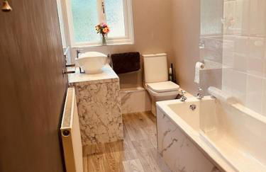 Spacious 5 Bedroom Home in Central Kidderminster with Private Parking and Electric Vehicle Facilities, Easy Access to Birmingham and Nearby Towns - Foto 22