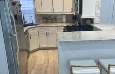 Renovated Jacuzzi Tub Home NYC-LGA-JFK Washer-Dryer - Photo 3