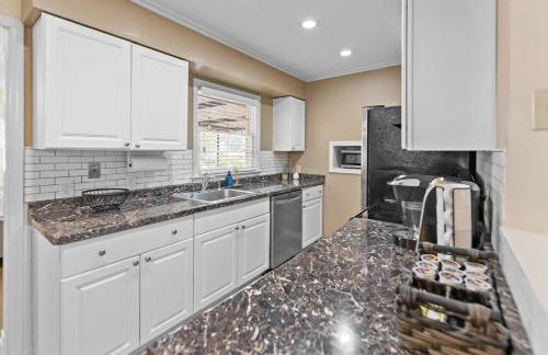 Modern Memphis Retreat - Sleeps 7 - Fireplace - Foto 23