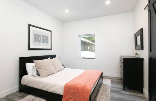 38-Acres of Luxury: 9BR, Indoor Pool, Gym, Near ND - Foto 28