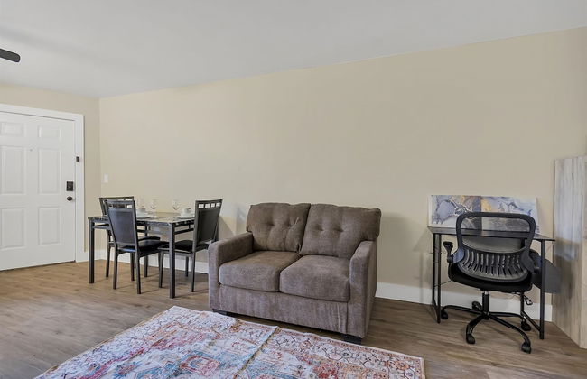 Modern Studio Apartment With Queen Bed - Photo 8