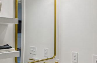 Modern Multi-Level Retreat with Rooftop Hot Tub - Foto 50