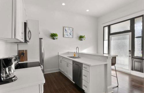 Modern pristine stunning 2BD Garden District Apt - Foto 8