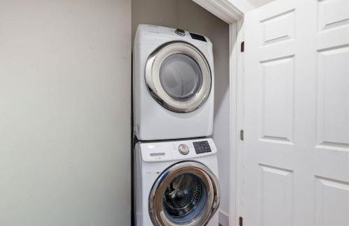 Charming Home in the Highlands W Private Backyard - Foto 38