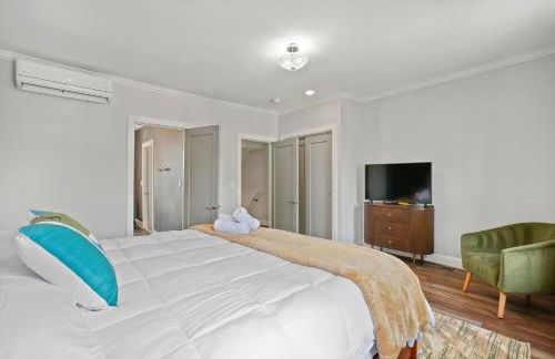 Charming 4BR with Private Patio and Historic Row Downtown - Foto 11