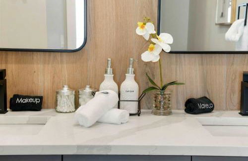 Modern Condo by Med District with Parking & Laundry - Foto 28