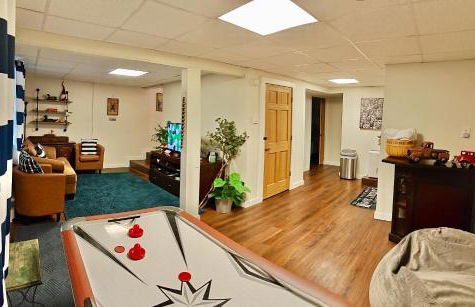 WOW!! Ultimate Pocono Retreat Hot Tub, Game Room, Fire Pit, Near Lakes & Hiking! - Foto 36