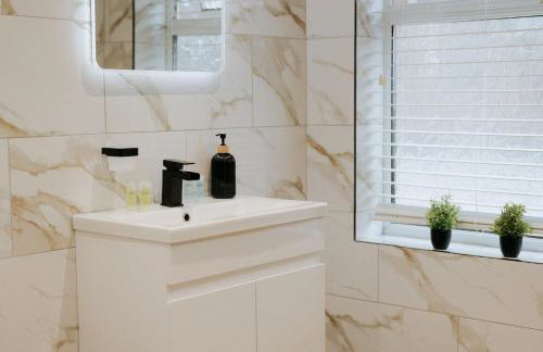 Marine Cottage 2 - With Private Hot Tub - Foto 17