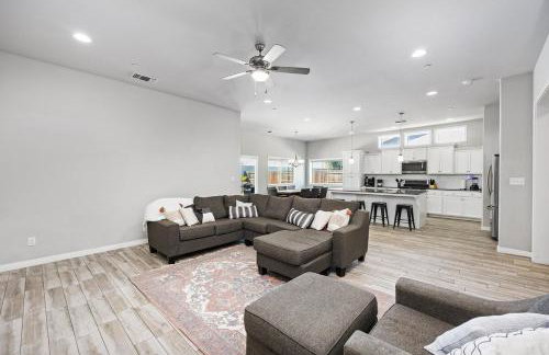 Spacious Home with Private Pool - Photo 41