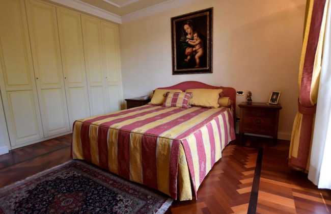 Luxurious Villa in Lombardy with Garden & Hot Tub - Photo 9